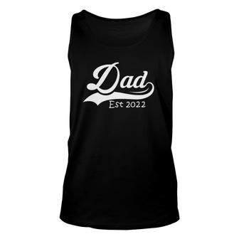 Mens Dad Est 2022 Father's Day Daddy Expecting Baby Best Dad Tank Top | Mazezy