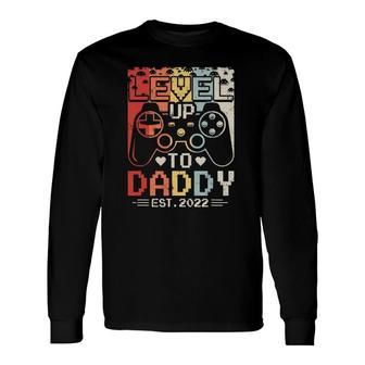 Leveled Up To Daddy Est 2022 Soon To Be Dad 2022 Ver2 Long Sleeve T-Shirt T-Shirt | Mazezy