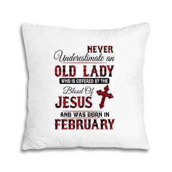 Never Underestimate An Old Lady Was Born In February Pillow | Mazezy AU