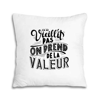 On Me Vieillit Pas On Prend De La Valeur French Quotes Pillow | Mazezy