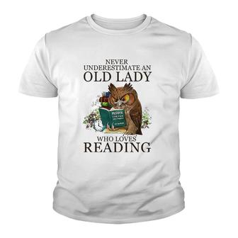 Never Underestimate An Old Lady Who Loves Reading Book Owl Youth T-shirt | Mazezy
