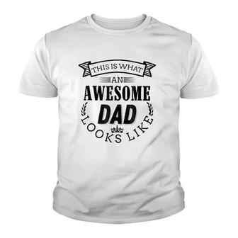 This Is What An Awesome Dad Looks Like Funny Birthday Youth T-shirt | Mazezy
