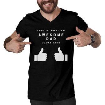 Mens This Is What An Awesome Dad Looks Like Fathers Day Men V-Neck Tshirt | Mazezy