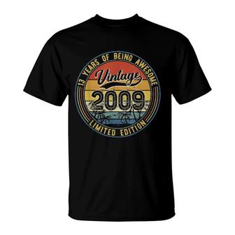 Born In 2009 13Th Birthday Decorations Vintage 13 Years Old T-Shirt | Mazezy