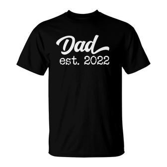 Dad Est 2022 Father's Day Daddy Expecting Best Dad Men T-Shirt | Mazezy