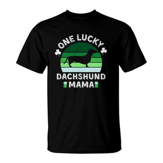 One Lucky Dachshund Mama Funny St Patrick's Day Women T-Shirt | Mazezy
