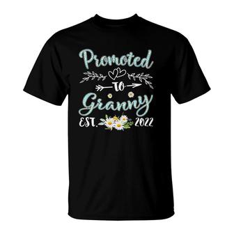 Promoted To Granny Est 2022 Women Daisy Flower Decor Grandma T-Shirt | Mazezy