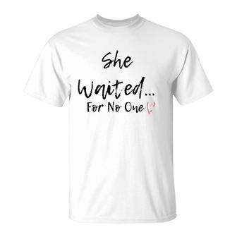 She Waited For No One V-Neck T-Shirt | Mazezy DE