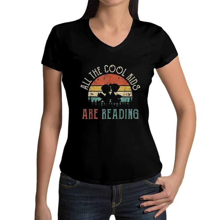 All The Cool Kids Are Reading Book Vintage Reto Sunset  Women V-Neck T-Shirt