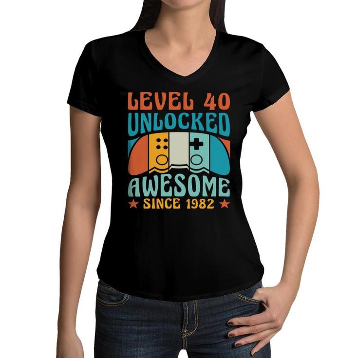 Level 40 Unlocked Awesome 1982 40Th Birthday Man Video Game Women V-Neck T-Shirt