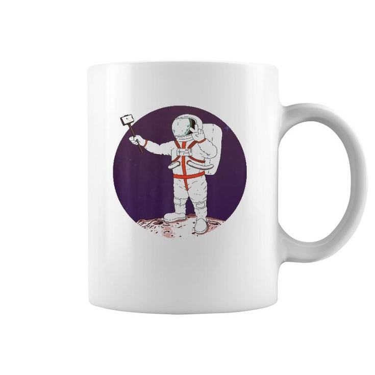 Funny Astronaut Selfie Gift Exploring Space Walking On Moon  Coffee Mug