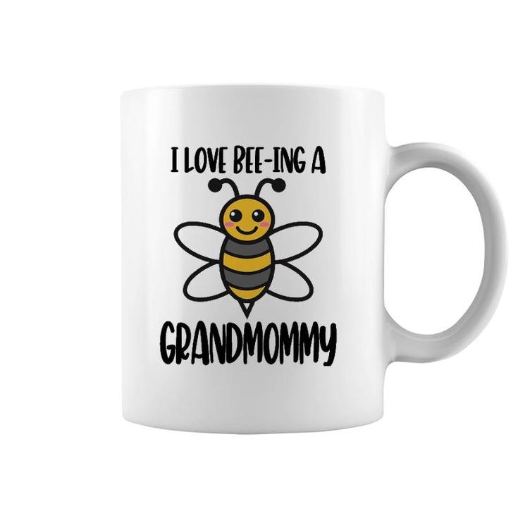 Funny Grandmommy To Bee Grandma Bee Pun Coffee Mug