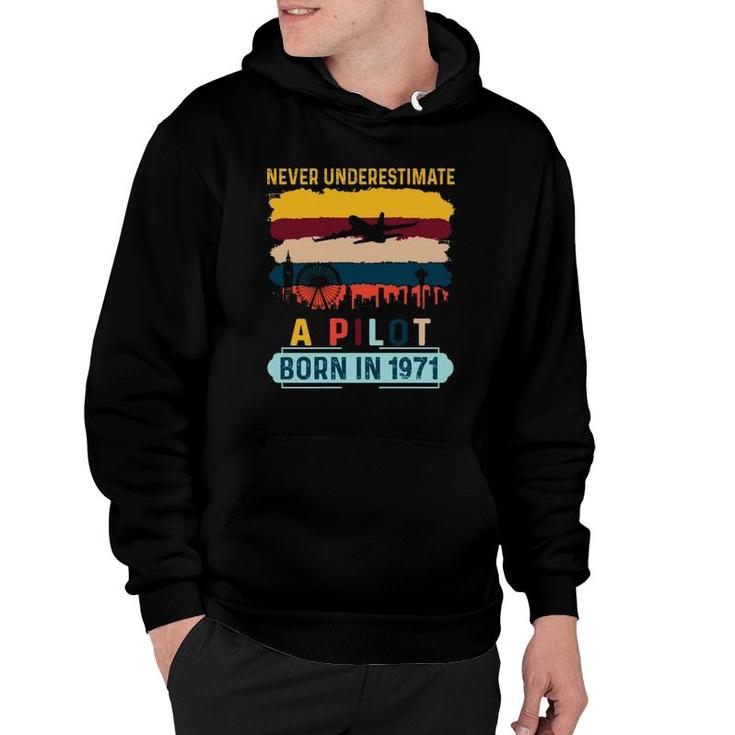 Pilot 50Th Birthday Born 1971 Never Underestimate Gift Airplane Dad Cityscape Vintage Hoodie