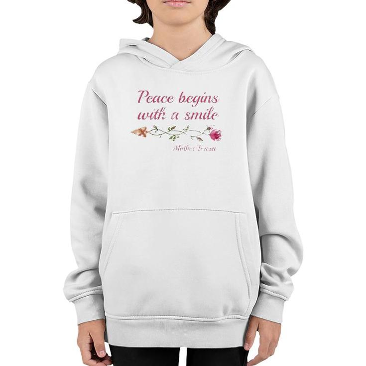 Distressed Mother Teresa Quote Peace Beings With Smile Youth Hoodie