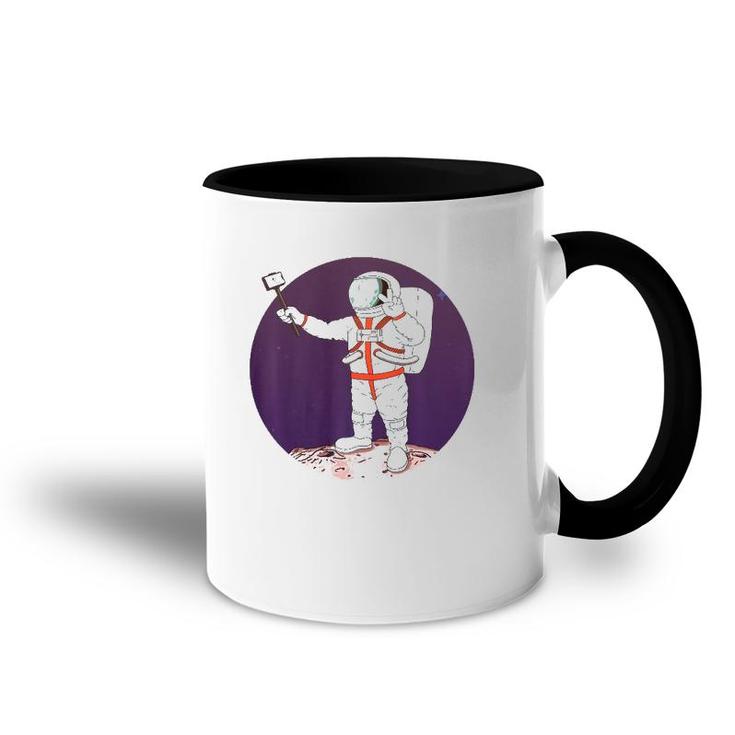 Funny Astronaut Selfie Gift Exploring Space Walking On Moon  Accent Mug