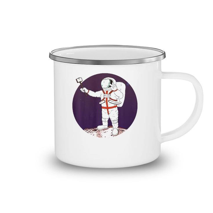 Funny Astronaut Selfie Gift Exploring Space Walking On Moon  Camping Mug