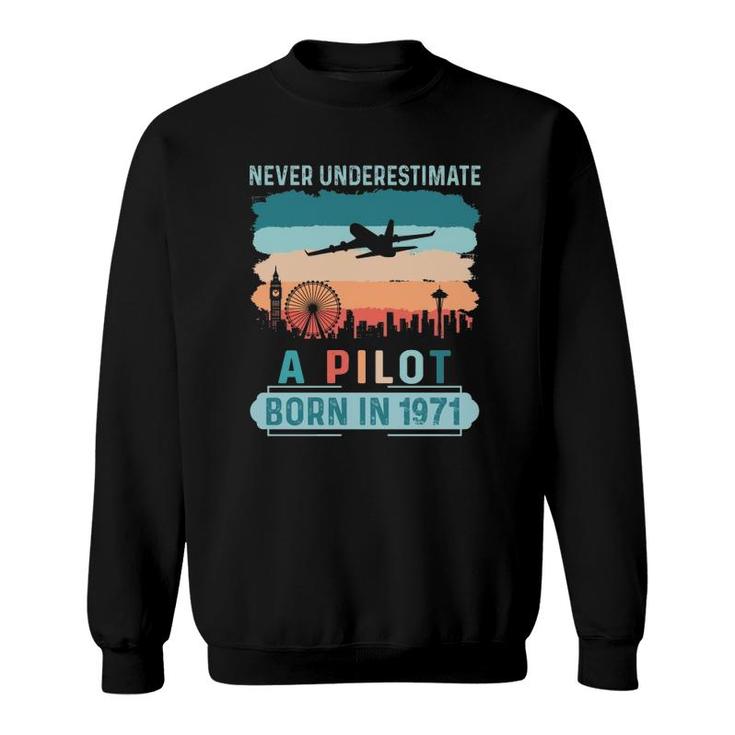50Th Birthday Pilot Born 1971 Never Underestimate Vintage Gift Airplane Dad  Ver1 Sweatshirt