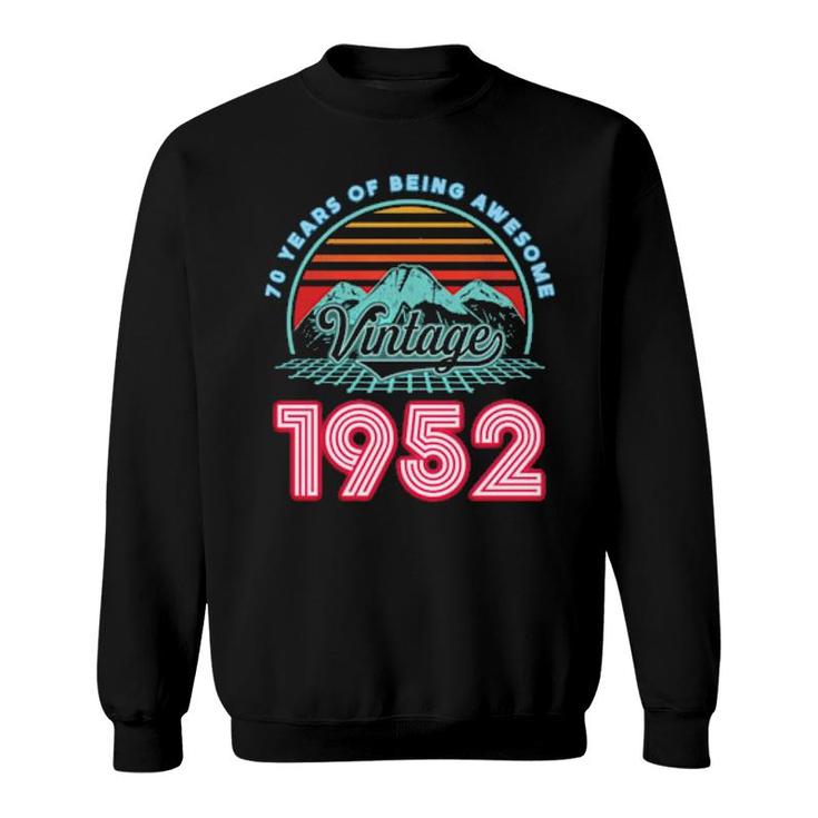 70 Years Old Retro 80S Style 70Th Birthday Born In 1952  Sweatshirt