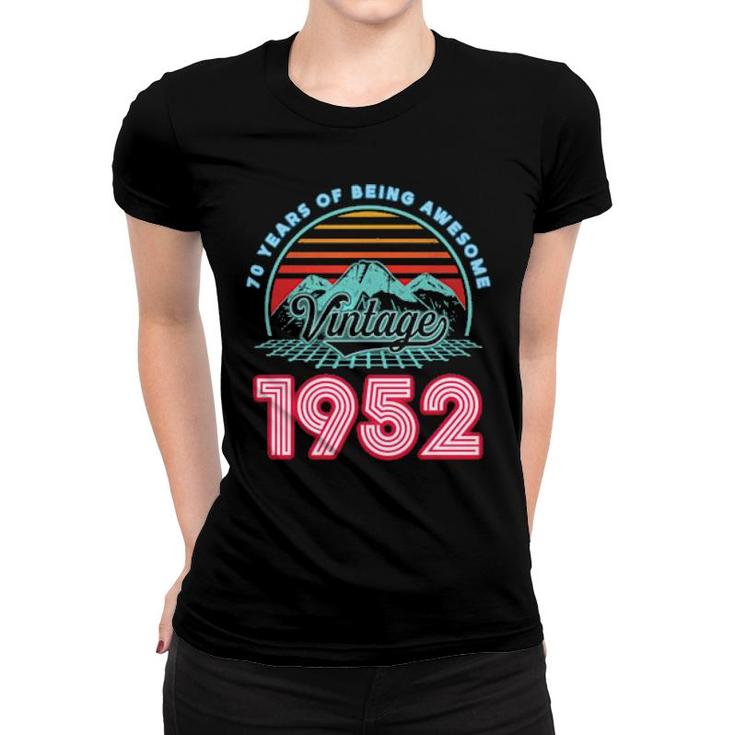 70 Years Old Retro 80S Style 70Th Birthday Born In 1952  Women T-shirt