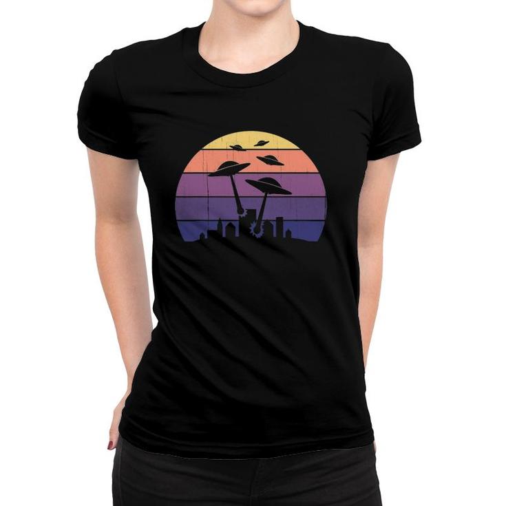 Retro Sunset Ufo - Cool Vintage Alien Sci Fi Flying Saucers Women T-shirt