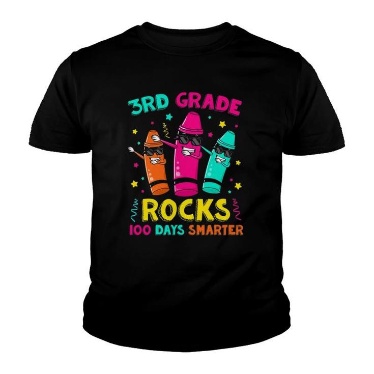 100 Days Smarter 3Rd Grade Crayons - 3Rd Grade Rocks Teacher Youth T-shirt