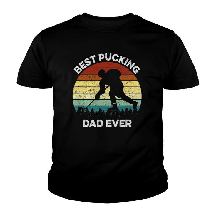 Best Pucking Dad Ever Funny Fathers Day Hockey Pun Youth T-shirt
