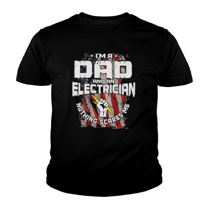 Electrician Funny I'm A Dad And An Electrician Nothing Scares Me American Flag Youth T-shirt