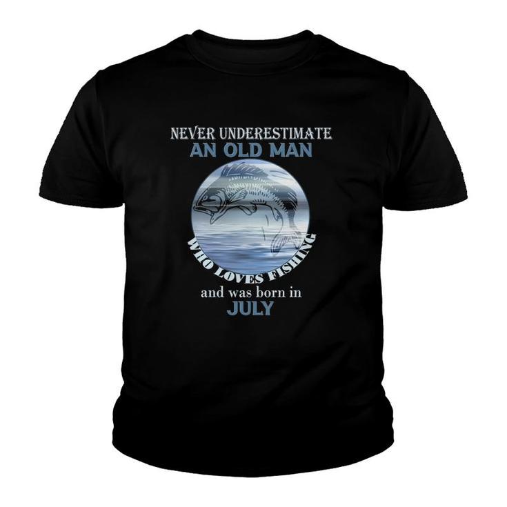 Mens Never Underestimate An Old Man Loves Fishing Born In July Youth T-shirt