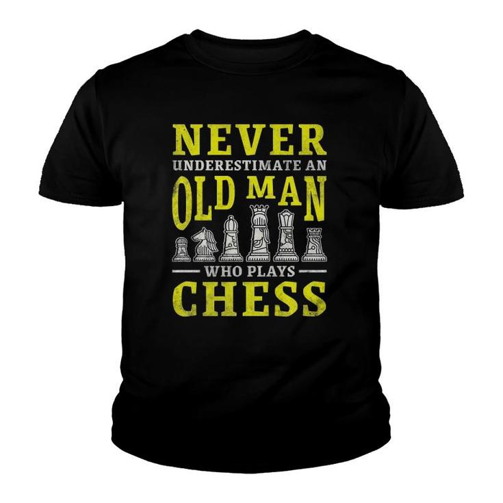 Mens Never Underestimate An Old Man Who Plays Chess  Youth T-shirt