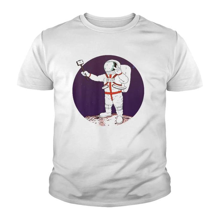 Funny Astronaut Selfie Gift Exploring Space Walking On Moon  Youth T-shirt