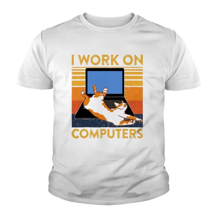 I Work On Computers Funny Cat On Keyboard Retro Cat Dad Mom Youth T-shirt