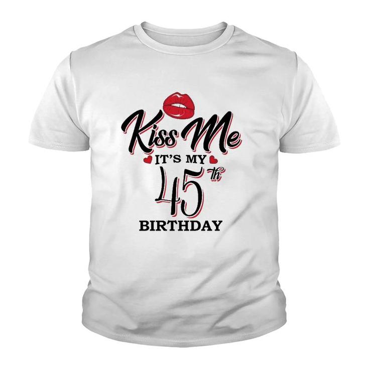 Kiss Me It's My 45Th Birthday 1976 Birthday  For Woman Wife Youth T-shirt