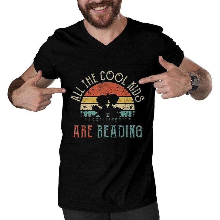 All The Cool Kids Are Reading Book Vintage Reto Sunset  Men V-Neck Tshirt