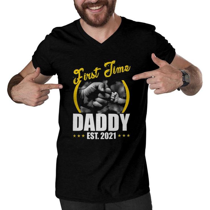 First Time Daddy New Dad Est 2022 Father's Day Gift Men V-Neck Tshirt
