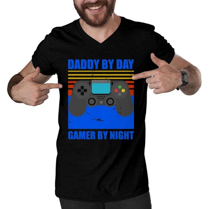 Funny Daddy By Day Gamer By Night Gaming Dad Gift  Men V-Neck Tshirt