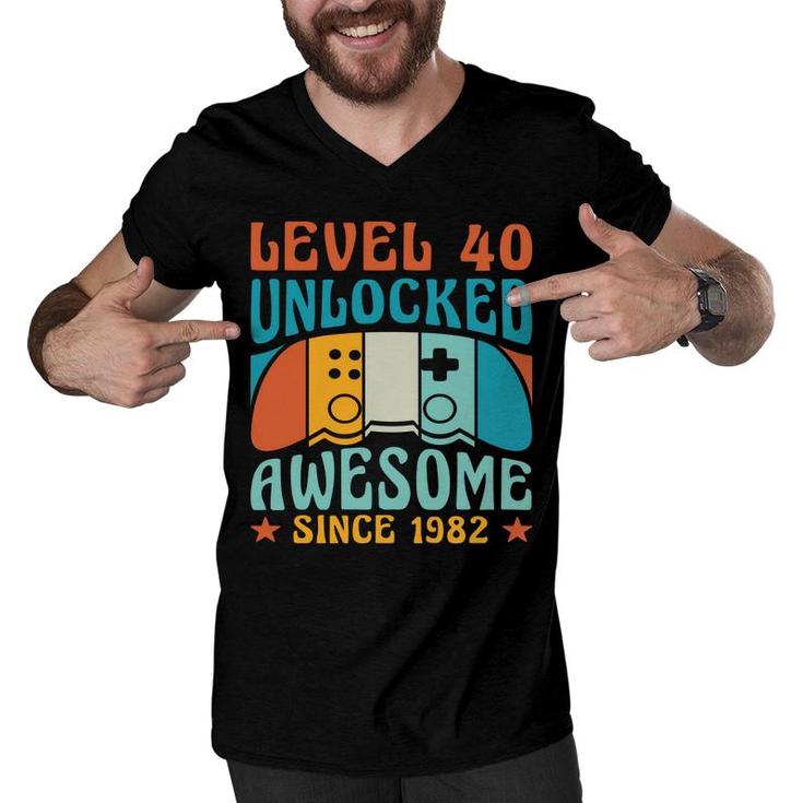 Level 40 Unlocked Awesome 1982 40Th Birthday Man Video Game Men V-Neck Tshirt