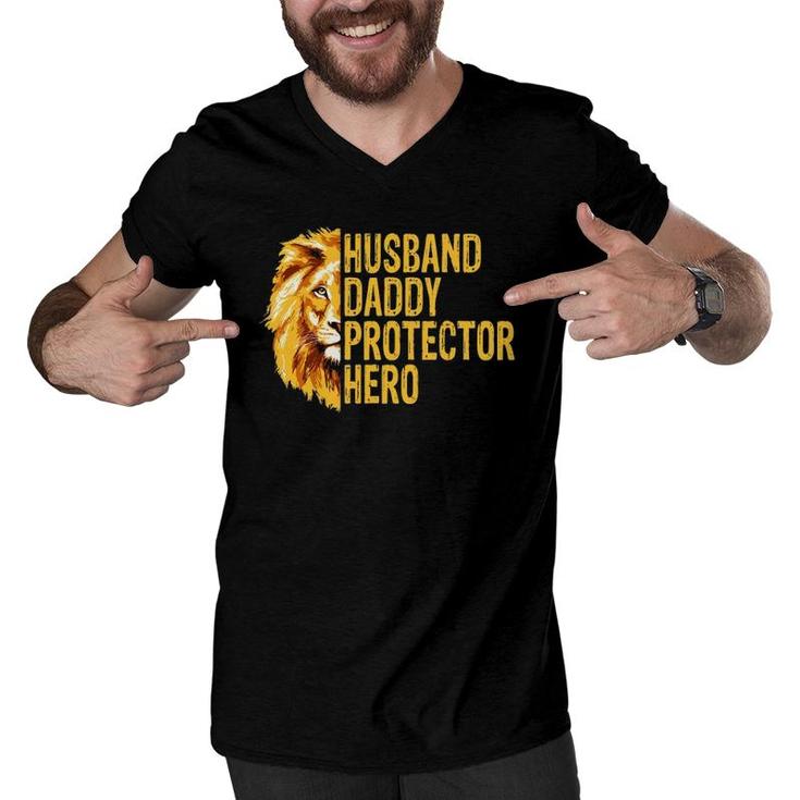 Lion Dad Funny Husband Daddy Protector Hero Fathers Day Men V-Neck Tshirt