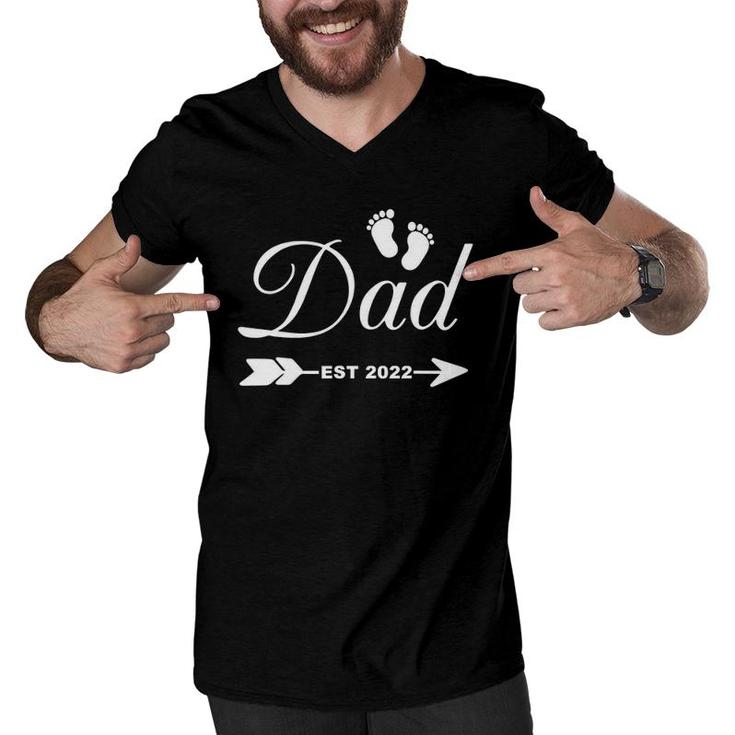 Mens Dad Est 2022 New Daddy New Parent Men V-Neck Tshirt