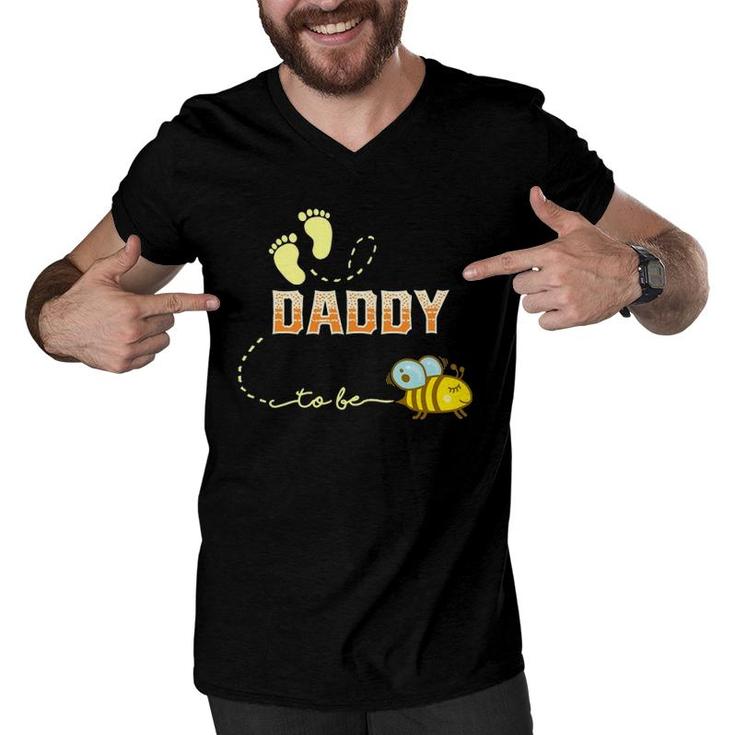 Mens Daddy To Bee Soon To Be Dad Gift For New Daddy Men V-Neck Tshirt