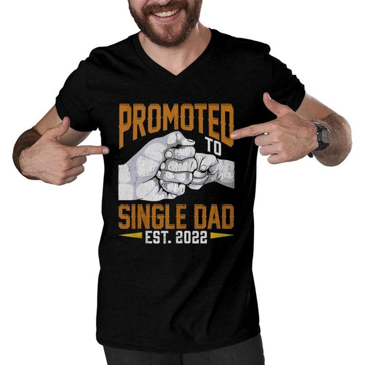 Mens Promoted To Single Dad Est 2022 Father's Day New Single Dad  Men V-Neck Tshirt
