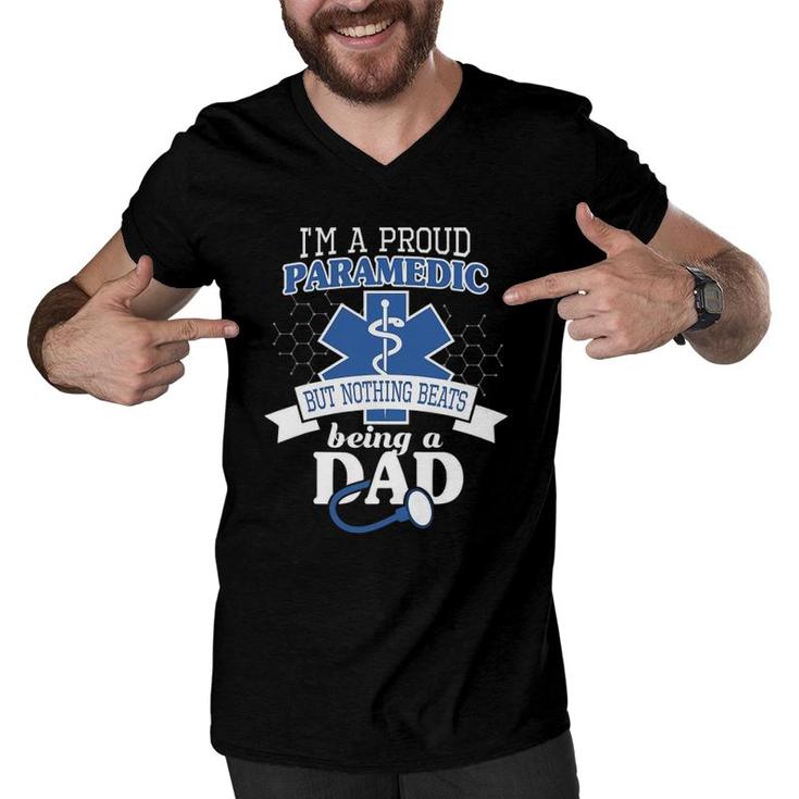 Paramedic And Proud Dad  Cool Gift For Daddy Emt Father Men V-Neck Tshirt