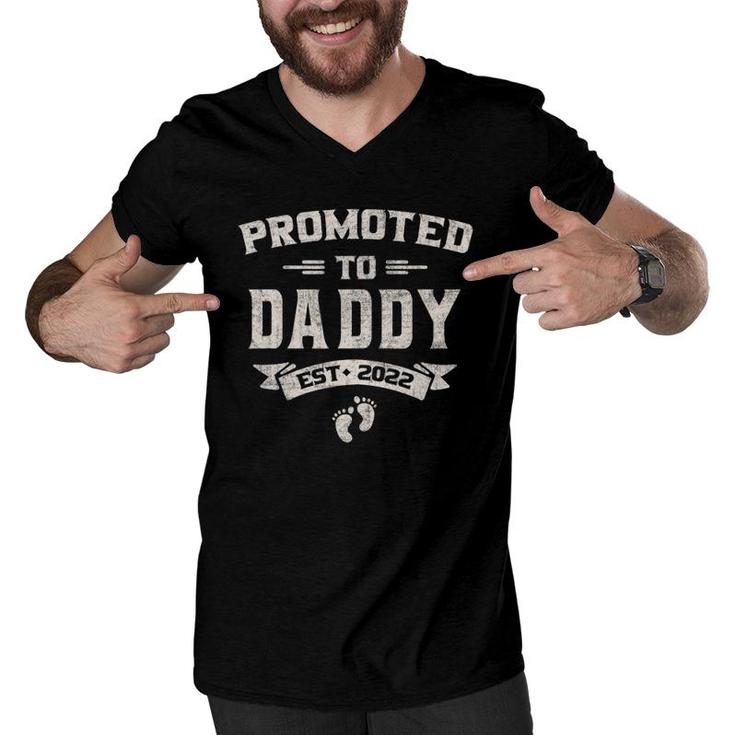 Promoted To Daddy 2022 Funny Soon To Be Dad 2022 Gift Men V-Neck Tshirt
