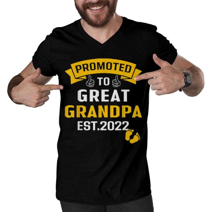 Promoted To Great Grandpa Est 2022 Pregnancy Announcement  Men V-Neck Tshirt