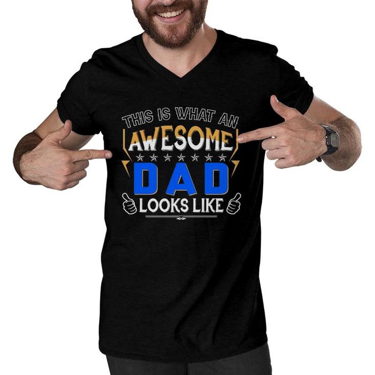 This Is What An Awesome Dad Looks Like Father's Day Dad Daddy Thumbs Up Sign Stars Men V-Neck Tshirt