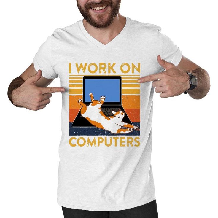 I Work On Computers Funny Cat On Keyboard Retro Cat Dad Mom Men V-Neck Tshirt