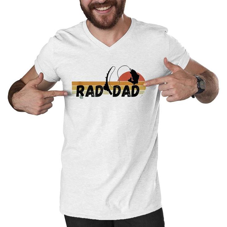 Mens Cool Retro Fishing Rad Dad Father's Day  Men V-Neck Tshirt