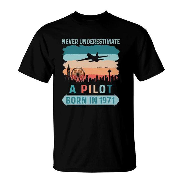 50Th Birthday Pilot Born 1971 Never Underestimate Vintage Gift Airplane Dad  Ver1 T-Shirt