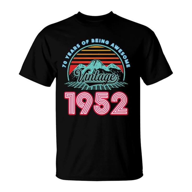 70 Years Old Retro 80S Style 70Th Birthday Born In 1952  T-Shirt