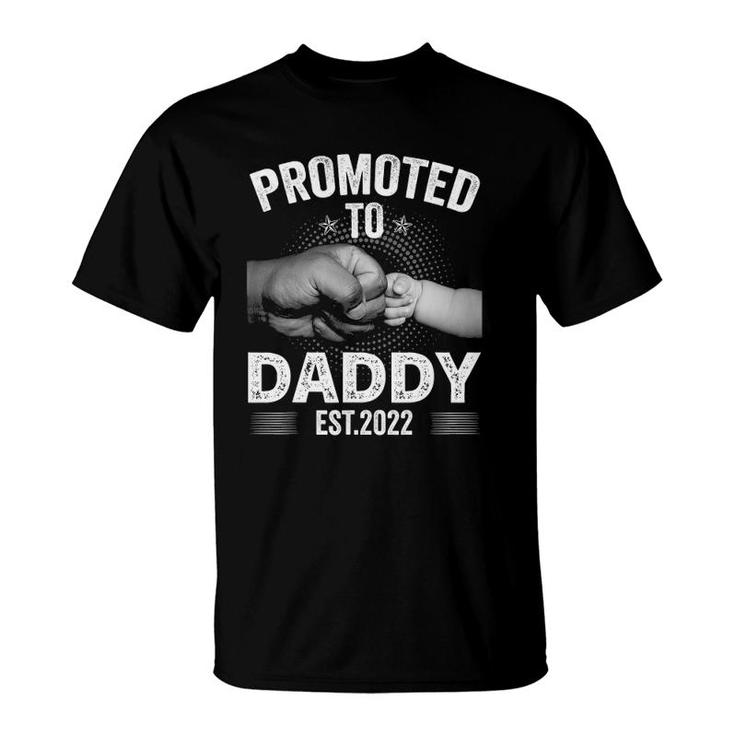 Mens Funny Promoted To Daddy Est2022 Retro New Daddy T-Shirt