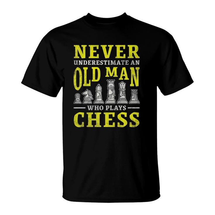 Mens Never Underestimate An Old Man Who Plays Chess  T-Shirt